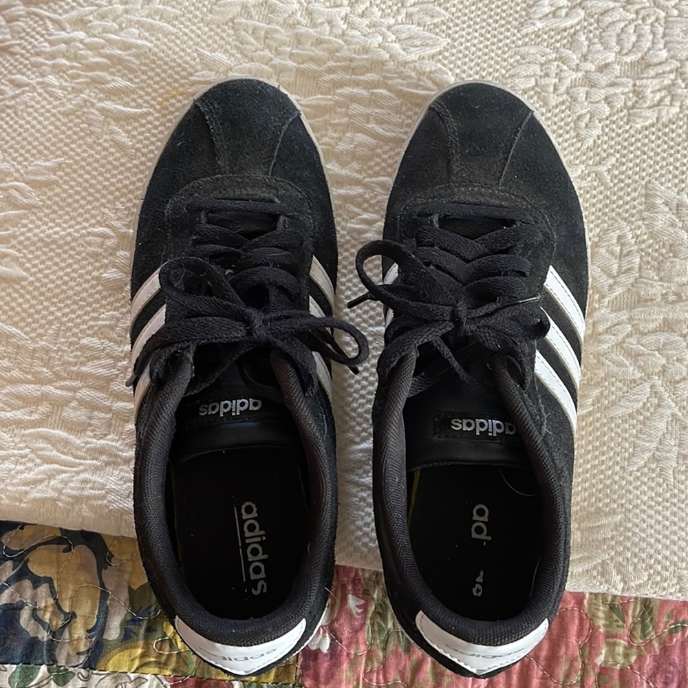 💯 authentic Adidas suede sneakers